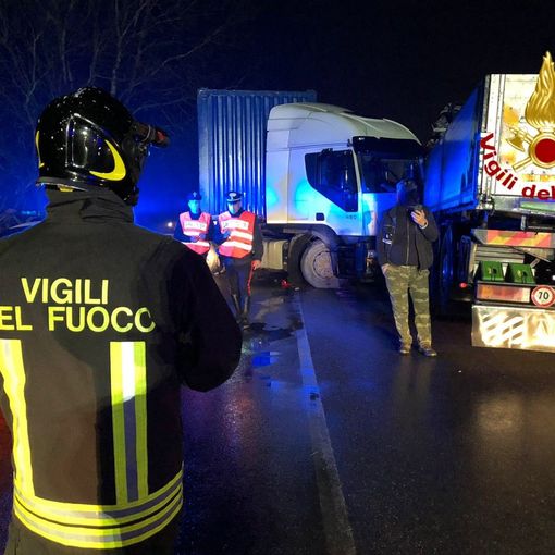 Pavese: frontale tra auto e camion lungo la provinciale 199, ferita una 56enne