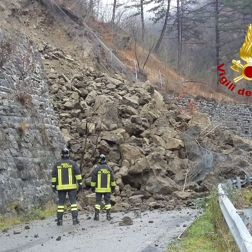 Oltrepò: frana sulla provinciale di Varzi, i vigili del fuoco intervengono con la squadra per le ricerche sotto le macerie
