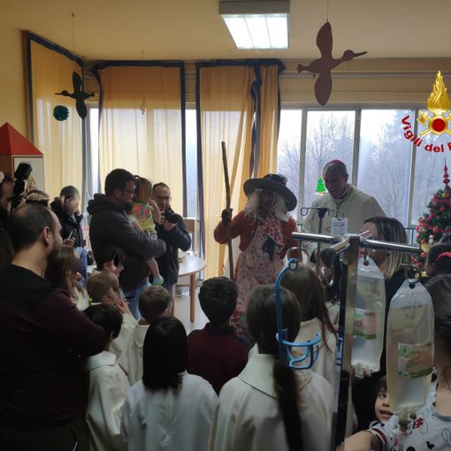 Il video della Befana dei bambini nel reparto di oncoematologia del San Matteo di Pavia