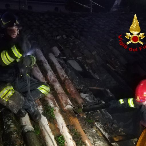 Oltrepò: in fiamme un tetto a Montebello della Battaglia