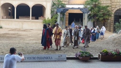 La troupe del TG5 alla Passione di Sordevolo