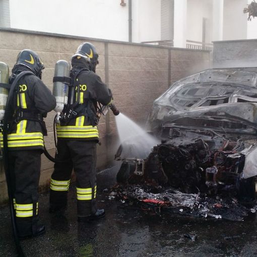 Vigevano: in fiamme un'auto in via Tre Colombaie