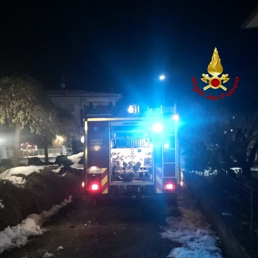 Oltrepò: in fiamme una canna fumaria a Ponte Nizza, i vigili del fuoco limitano i danni al tetto