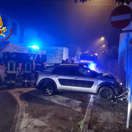 Confienza: si schianta in auto contro un muro, lievemente ferita una 43enne