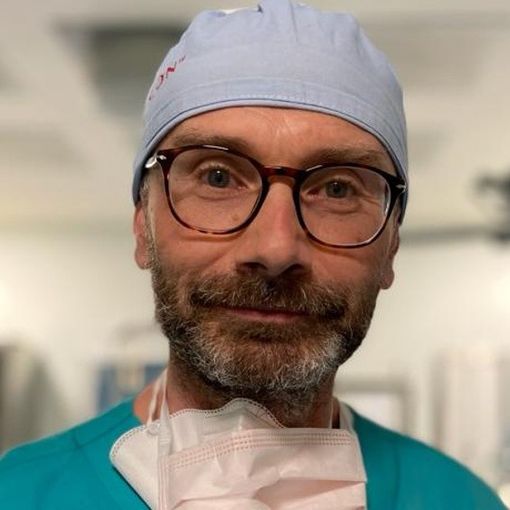 Pierpaolo Mariani, primario di Chirurgia all'ospedale di Alzano, il primo fra i sanitari ad ammalarsi di Covid il 25 febbraio: è il simbolo della lotta al virus Pierpaolo Mariani, primario di Chirurgia all'ospedale di Alzano, il primo fra i sanitari ad ammalarsi di Covid il 25 febbraio: è il simbolo della lotta al virus