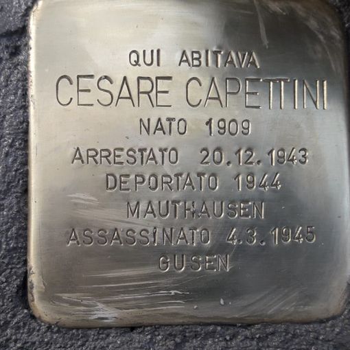 - (FOTOGALLERY) - Mortara rende omaggio a Cesare Capettini collocando una pietra d’inciampo