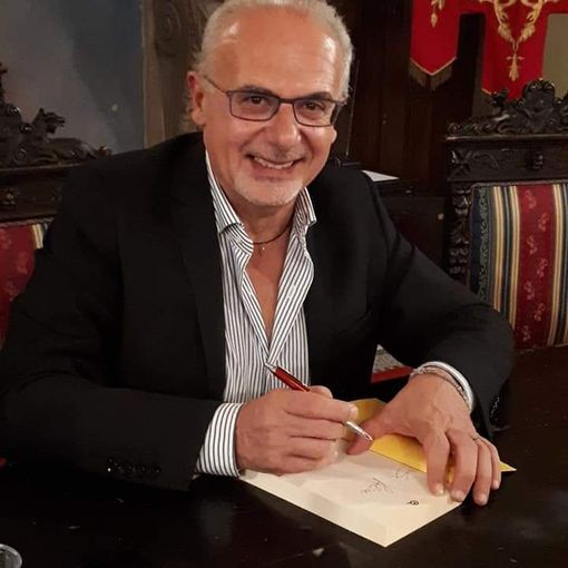 Aneddoti e curiosità. Pino Imperatore conquista gli spettatori al salone Litta di Gambolò