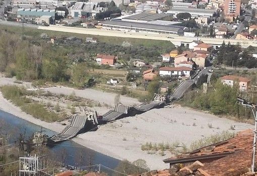 VIDEO ULTIM'ORA. Crolla un ponte sul fiume Magra: paura in Toscana