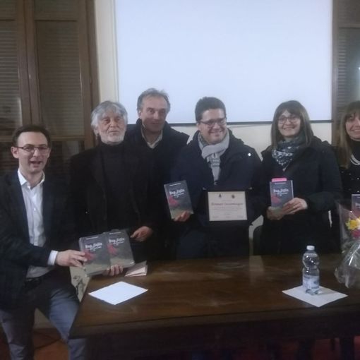 Robbio, Iacomuzio presenta il suo libro e l’amministrazione lo omaggia con una targa