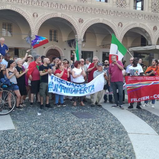 - FOTONOTIZIA - Vigevano, la manifestazione &quot;Umanità aperta&quot; in favore dell'immigrazione