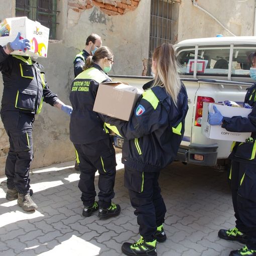Gropello: la Protezione Civile distribuisce i pacchi alimentari offerti dal supermercato MD