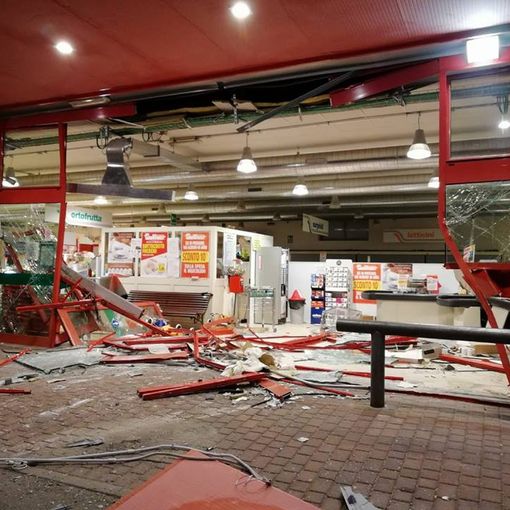 L'ingresso distrutto del supermercato Gulliver a Pieve del Cairo