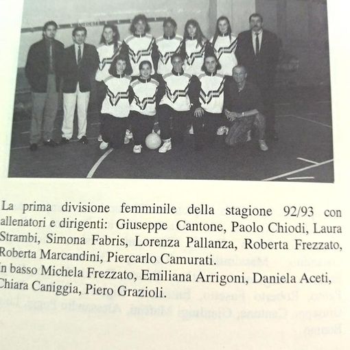 Sotto una storica foto della Prima Divisione femminile anno 92/93 con ritratto Pier Carlo Camurati ultimo a destra in piedi