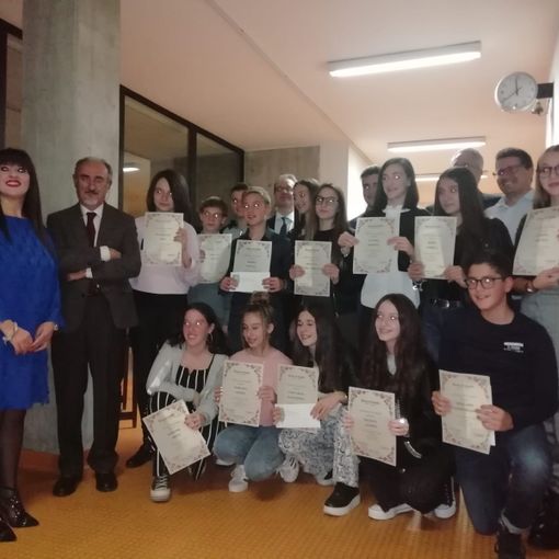 Robbio, consegnate ai ragazzi meritevoli della scuola media le borse di studio Brivio e Preve