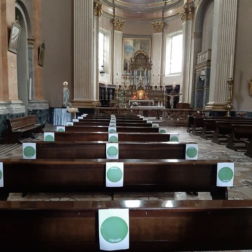 Robbio, riprendono le messe. Già collocati i segnaposto per garantire il distanziamento sociale