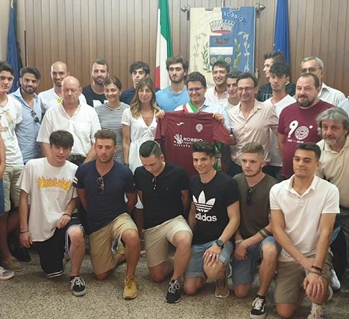 Il Robbio Calcio giocherà il prossimo campionato con la scritta sulla sua maglietta “Robbio capitale del volontariato”
