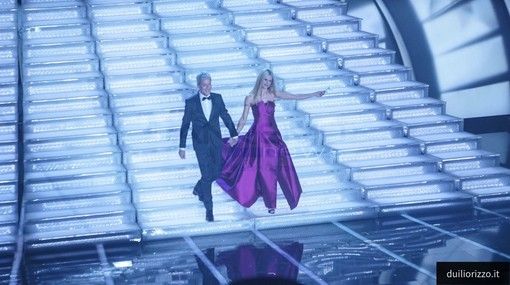 Ma come ti Festival? Gli outfit della seconda serata. Michelle Hunziker prima della classe, i giovani sbagliano il compito