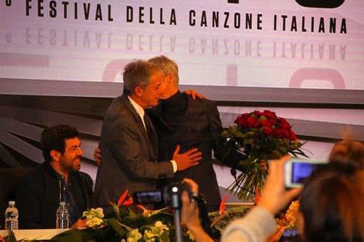 #Sanremo2018: la Rai inizia a corteggiare Baglioni per il Festival 2019, in sala stampa arriva anche un mazzo di fiori