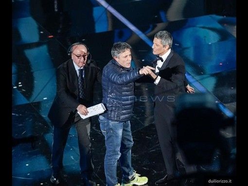 #Sanremo2018: invasione di palco, la Rai “In corso accertamenti per capire con quale titolo sia arrivato in platea”