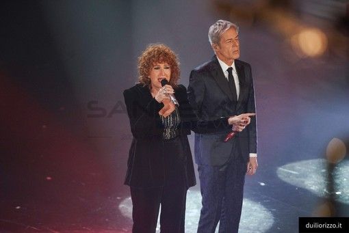 &quot;Mio fratello che guardi il mondo&quot;: uno splendido Favino sul palco dell'Ariston con Fiorella Mannoia