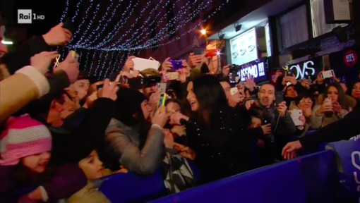 Laura Pausini esce dall'Ariston e abbraccia Sanremo cantando tra la gente