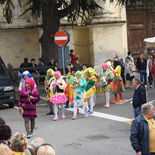 Parona: La Sagra dell'Offella fa il pieno di turisti con spettacoli e sfilate in maschera