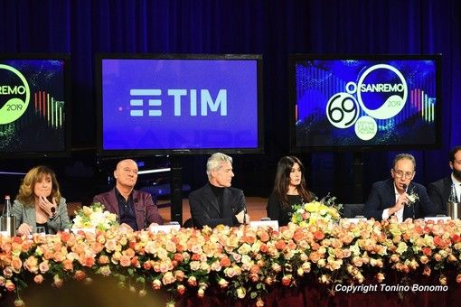Il logo della Tim alla presentazione del 69° Festival di Sanremo
