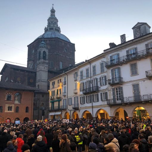 Pavia, le Sardine riempiono piazza della Vittoria. Presenti all’appuntamento circa 1200 persone