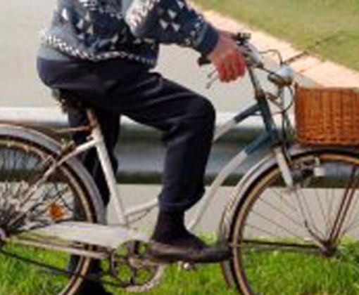 Anziano imbocca la tangenziale Ovest di Milano in bicicletta, la polizia stradale evita il peggio