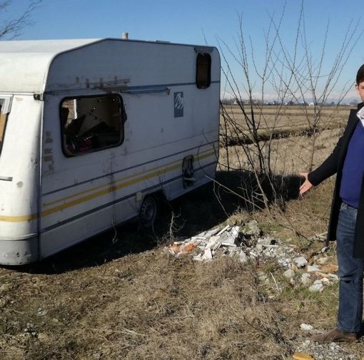 Vigevano, il tour del candidato Semplici per le discariche abusive