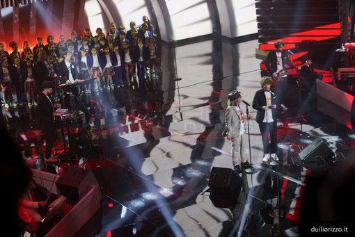 #Sanremo2018: le pagelle ai duetti della quarta serata. Piccoli coristi e Paolo Rossi, la creatività de Lo Stato Sociale stacca tutti