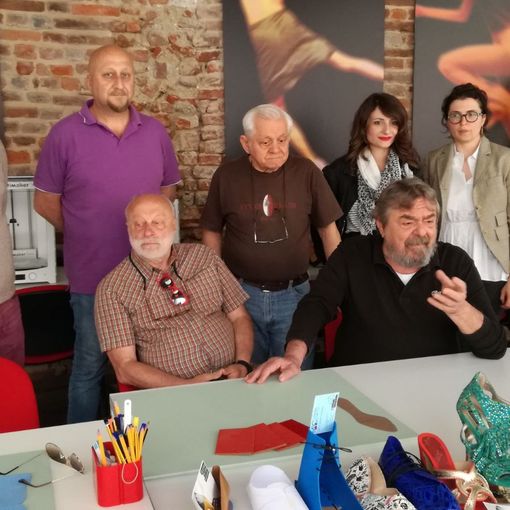Vigevano, nel laboratorio del castello si creano le scarpe di domani