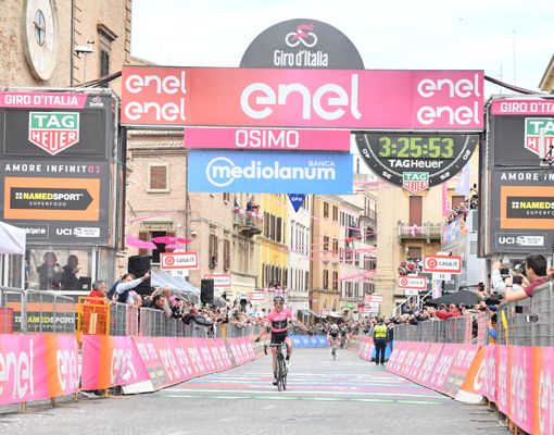La Maglia Rosa Simon Yates ha vinto la Tappa 11 del Giro d’Italia