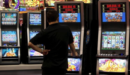 Pavia: guerra alle slot. In cinque anni dimezzati locali in cui si gioca