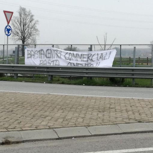 - FOTONOTIZIA - Vigevano: Striscioni di protesta contro l'arrivo di nuovi centri commerciali