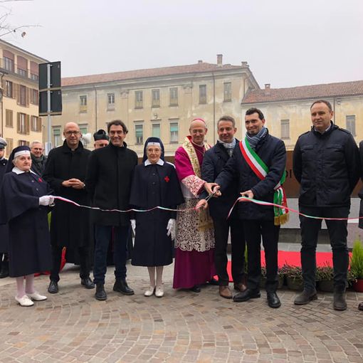 - FOTONOTIZIA - Vigevano: taglio del nastro per la rinnovata piazza Sant'Ambrogio