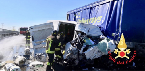 Incastrato tra le lamiere, tra bombole e materiale chimico