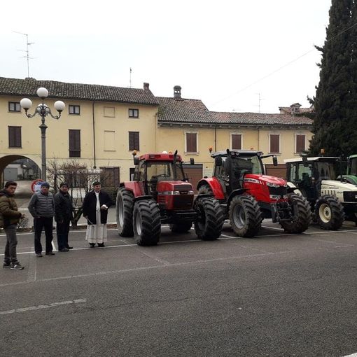 Dorno, si rinnova la tradizione della benedizione dei mezzi usati in agricoltura per la ricorrenza di Sant’Antonio Abate