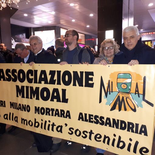 - (FOTOGALLERY) - Treni, manifestazione sotto la sede di Trenord. Presente anche MiMoAl con tanto di striscione