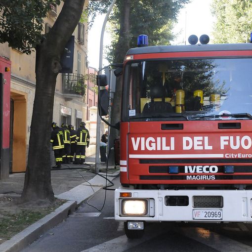 Voghera: brucia un auto al distributore di via Lomellina, interviene il benzinaio ma rimane intossicato
