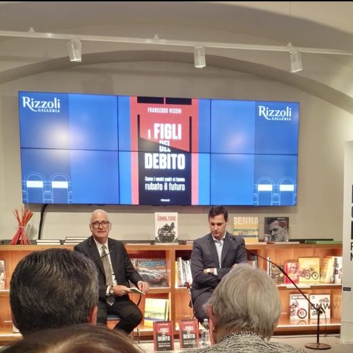 Grande successo a Milano per la presentazione del libro di Francesco Vecchi. Il conduttore televisivo sarà presto a Gambolò
