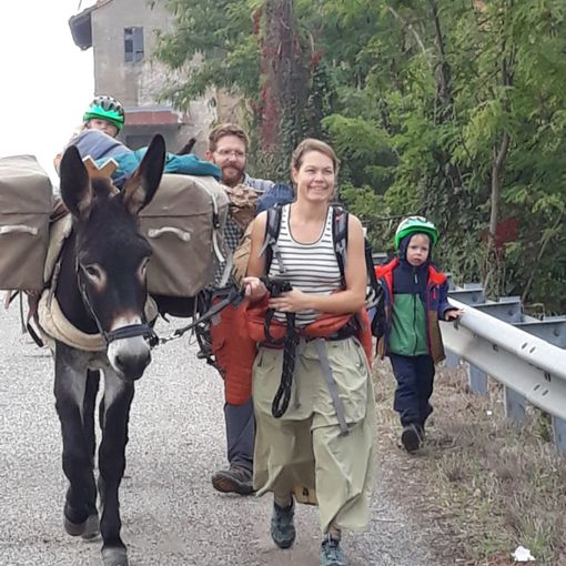 Robbio, famiglia francese transita sulla via Francigena in compagnia di figli ed asinelli