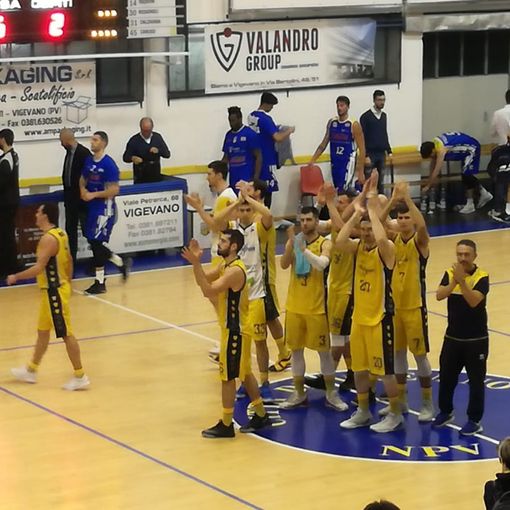 Basket Serie B, Vigevano usa l’arma della pazienza e batte Varese