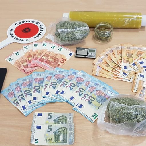 Blitz della Polizia locale che smantella un giro di sostanze stupefacenti tra Vigevano e Parabiago