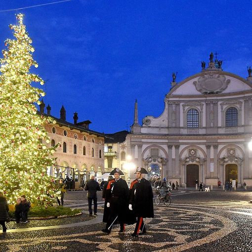 Vigevano: i Carabinieri in Grande Uniforme pattugliano le vie del centro storico