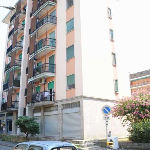 Vittuone, migliorano le condizioni dell’uomo spinto giù dalle scale. In carcere l’aggressore
