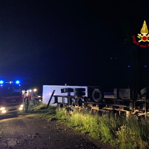 Esce di strada con il tir sull'autostrada Torino-Piacenza, gravemente ferito un autista 58enne