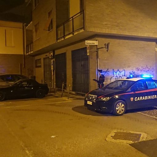 Voghera: rapina un negozio di parrucchiere, bloccato aggredisce un carabiniere e viene denunciato