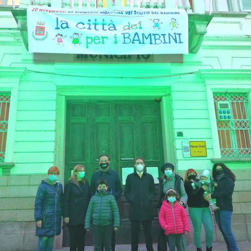 Vigevano: palazzo comunale illuminato di verde per la Giornata Mondiale dei diritti dei bambini