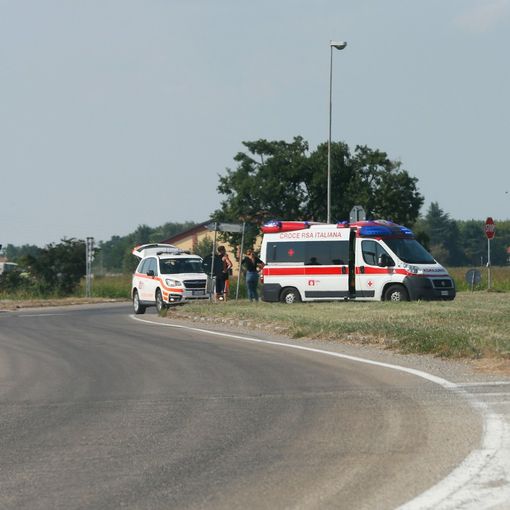Mede: investito da un'auto nei pressi di una rotonda, lievemente ferito un 28enne